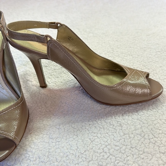 Tahari Lacey Open Toe Strap Back 4” Stiletto Heels Preowned Size 9 - Picture 3 of 12